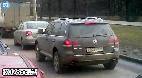 Фото автомобиля VOLKSWAGEN TOUAREG, 2008 — госномер Х028ХХ99. Цвет: ЧЕРНЫЙ
