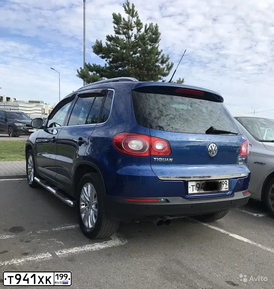 Фото автомобиля VOLKSWAGEN TIGUAN, 2010 — госномер Е431ВО790. Цвет: синий