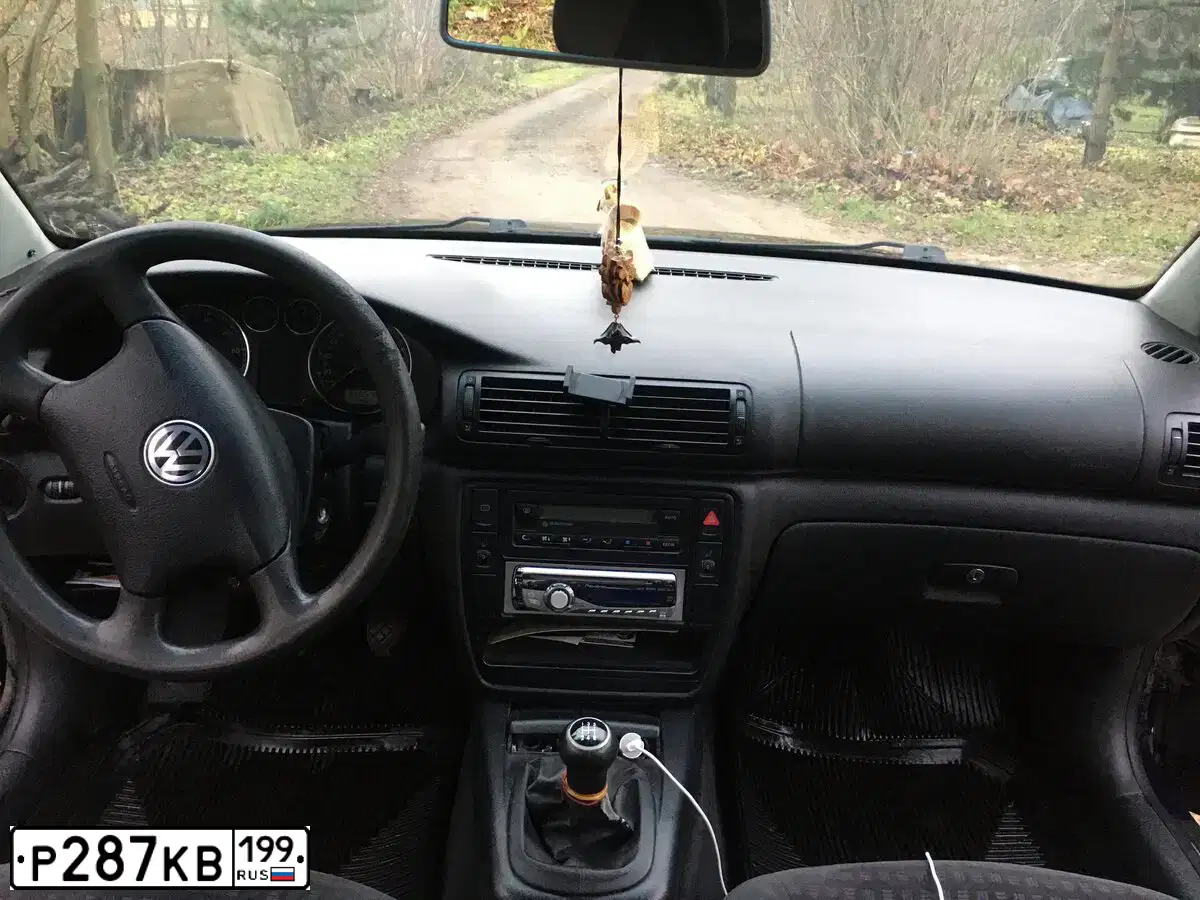 Фото автомобиля VOLKSWAGEN PASSAT, 2002 — госномер Р287КВ199. Цвет: СИНИЙ
