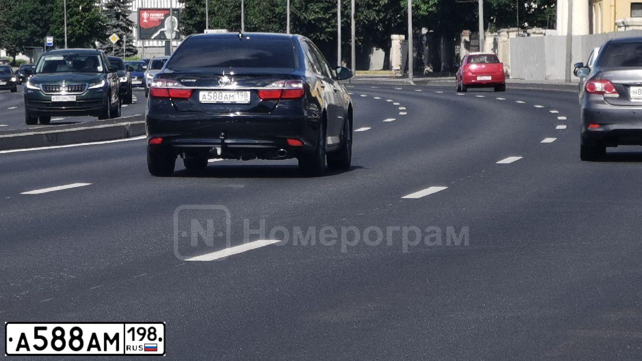 Фото автомобиля TOYOTA CAMRY, 2018 — госномер К134ОВ147. Цвет: ЧЕРНЫЙ МЕТАЛЛИК