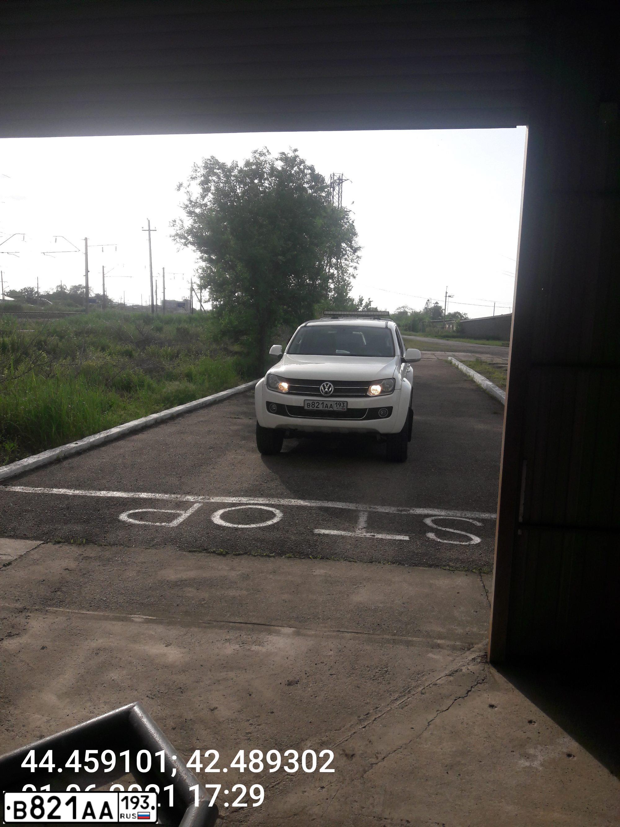 Фото автомобиля VOLKSWAGEN AMAROK, 2011 — госномер Р818КН07. Цвет: Белый
