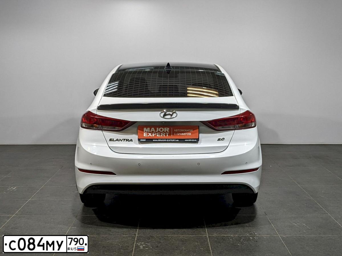 Фото автомобиля HYUNDAI ELANTRA, 2018 — госномер У700ОХ61. Цвет: Белый