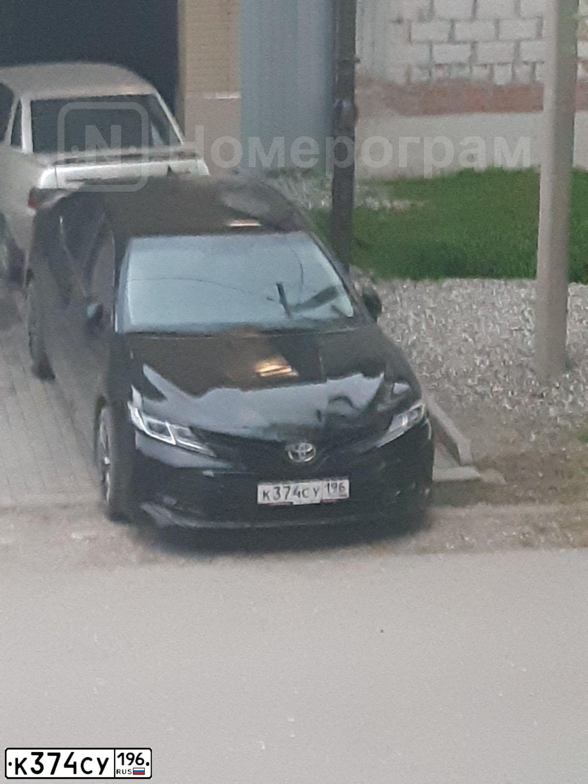 Фото автомобиля TOYOTA CAMRY, 2018 — госномер К374СУ196. Цвет: ЧЕРНЫЙ
