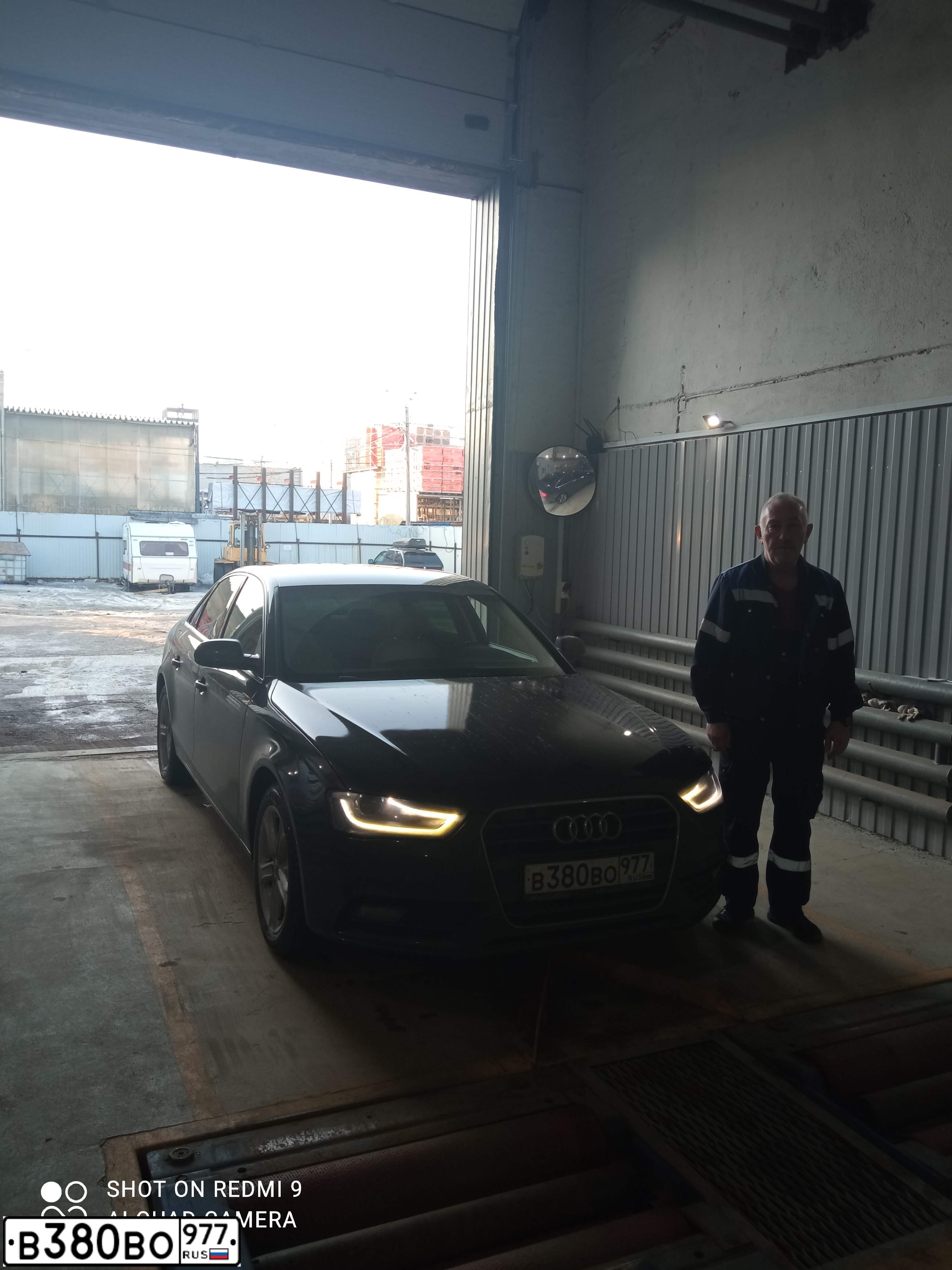 Фото автомобиля AUDI A4, 2015 — госномер Н840ВР702. Цвет: ЧЕРНО-СЕРЫЙ