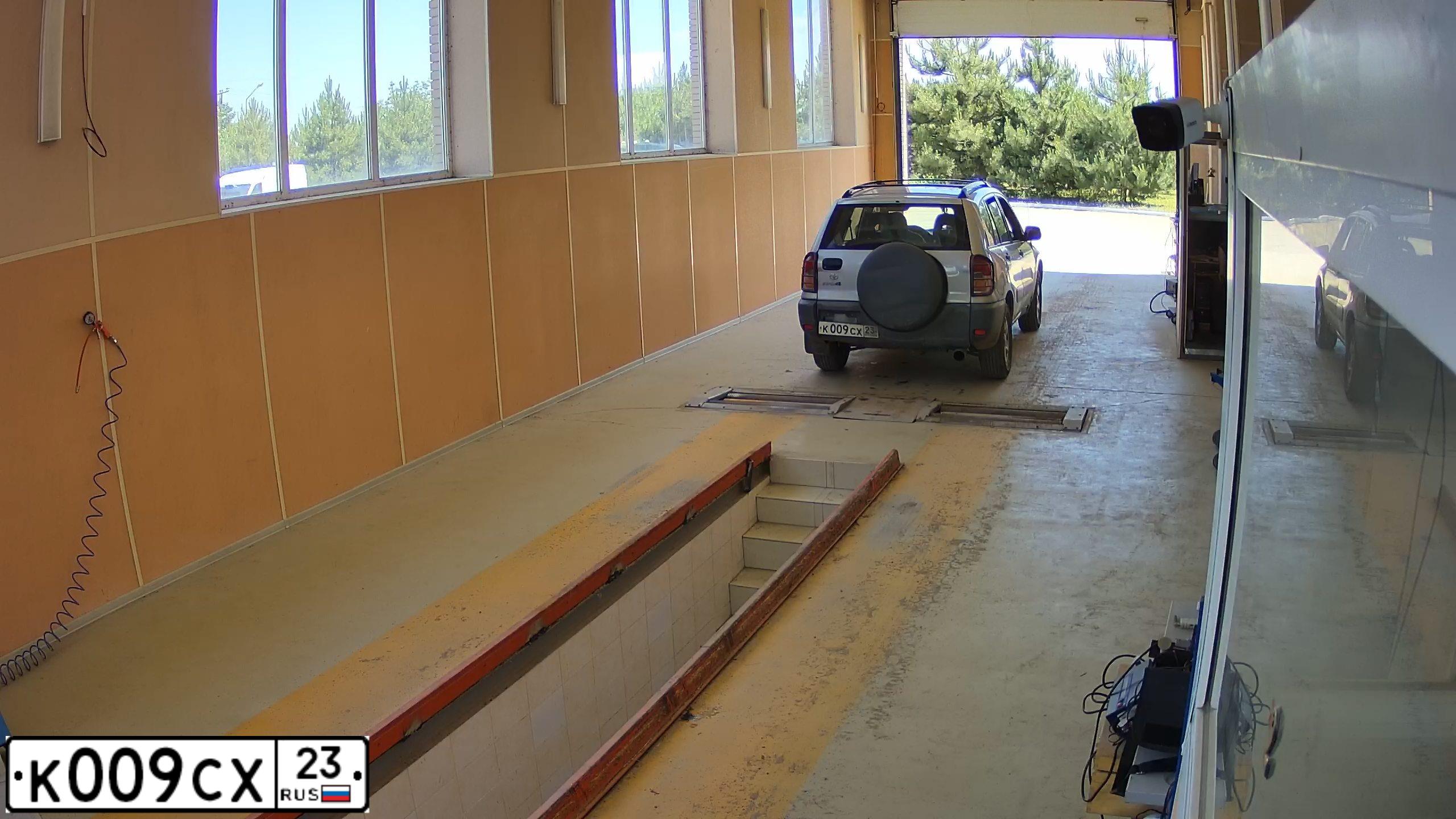 Фото автомобиля TOYOTA RAV4, 2000 — госномер К009СХ23. Цвет: СЕРЕБРИСТЫЙ
