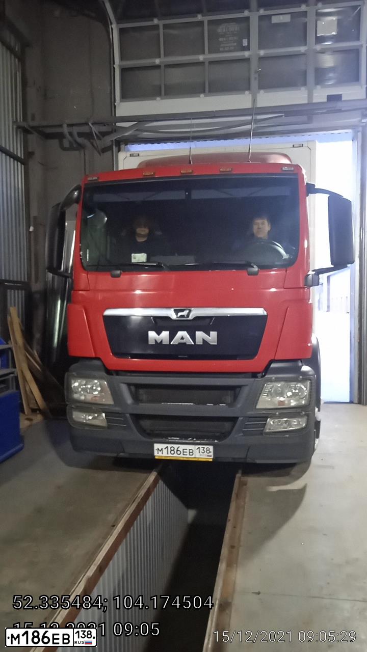Фото автомобиля MAN TGS 28.XXX /6X2/, 2019 — госномер М186ЕВ138. Цвет: КРАСНЫЙ