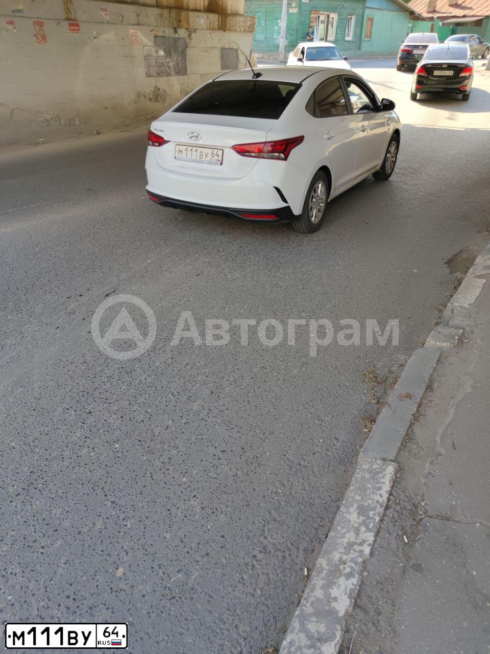 Фото автомобиля HYUNDAI SOLARIS, 2021 — госномер М111ВУ64. Цвет: Белый