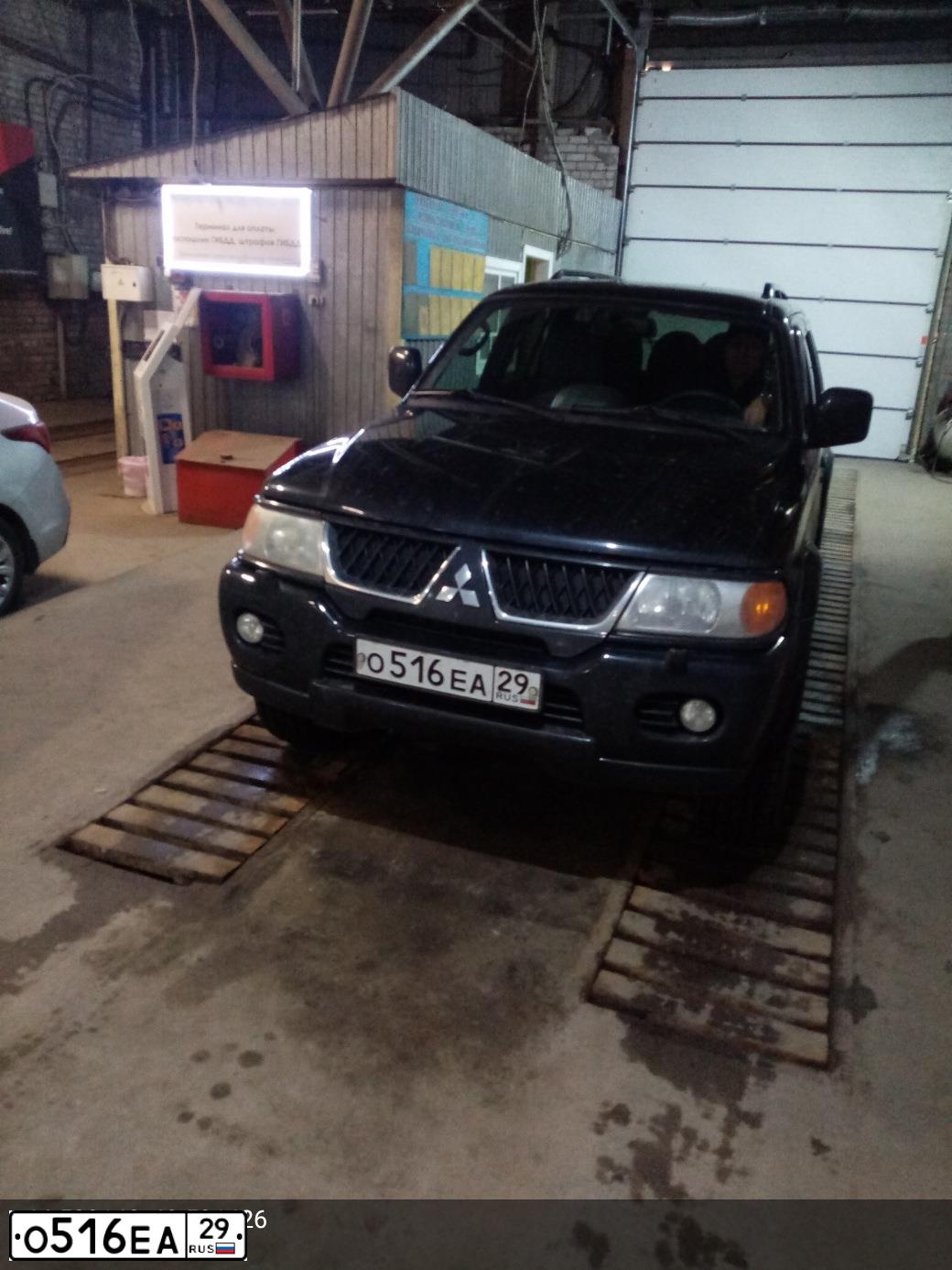 Фото автомобиля MITSUBISHI PAJERO SPORT, 2008 — госномер О516ЕА29. Цвет: ЧЕРНЫЙ