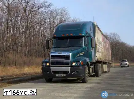 Фото автомобиля FREIGHTLINER CENTURY S/T, 2005 — госномер Р568ЕН70. Цвет: ЗЕЛЕНЫЙ