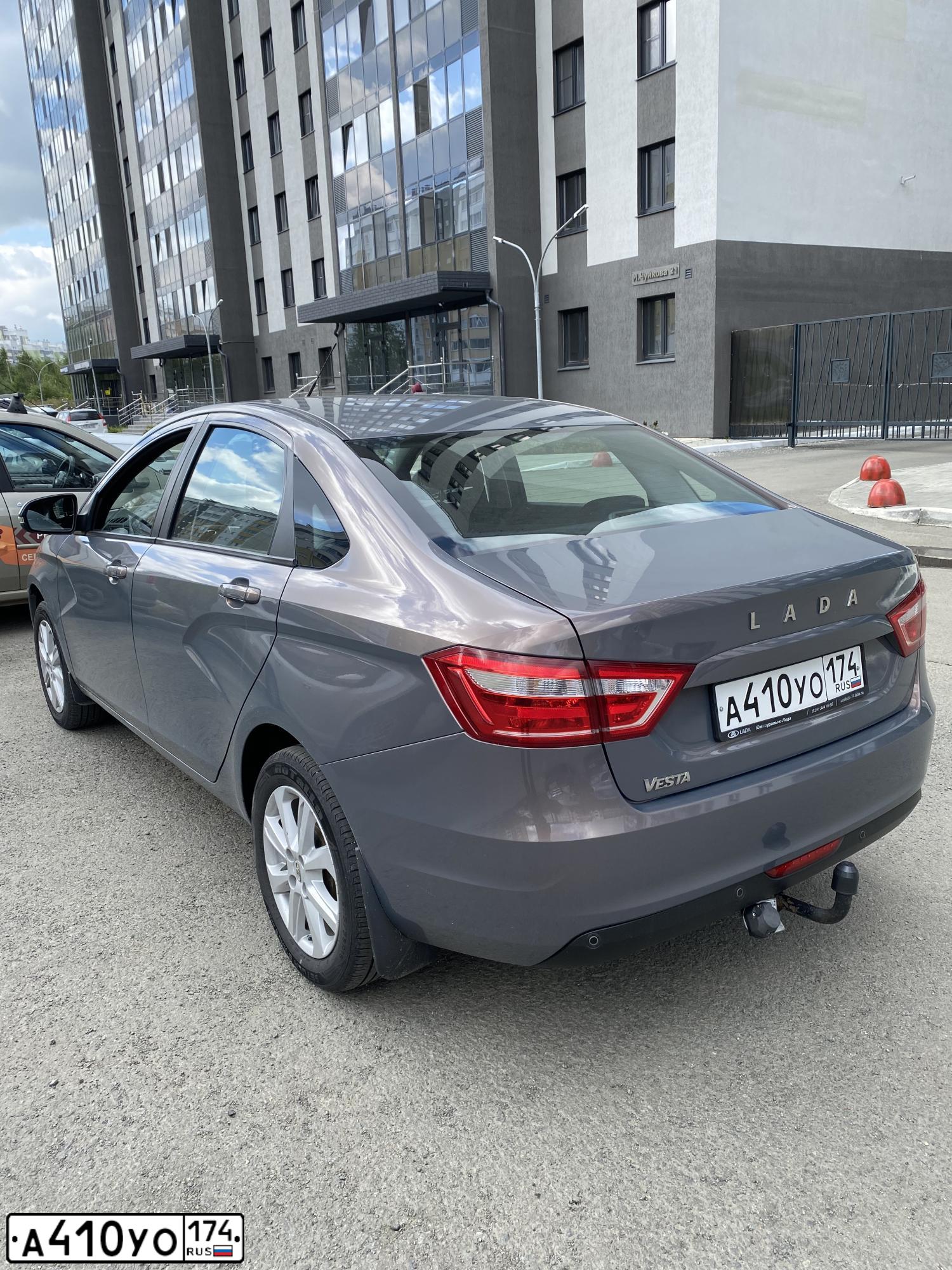 Фото автомобиля LADA VESTA, 2019 — госномер А410УО174. Цвет: СЕРЫЙ