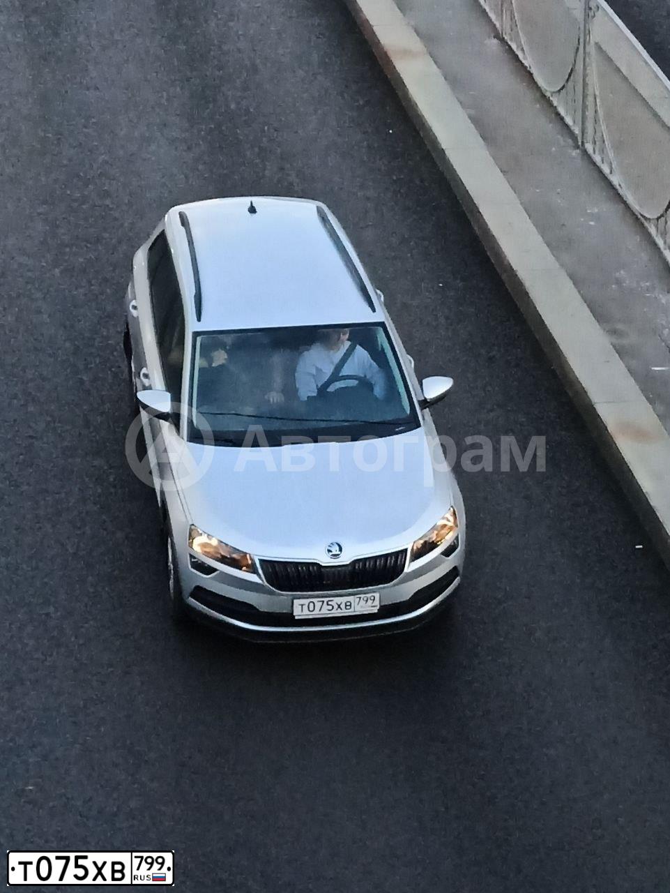 Фото автомобиля SKODA KAROQ, 2020 — госномер К050ВТ147. Цвет: СЕРЫЙ