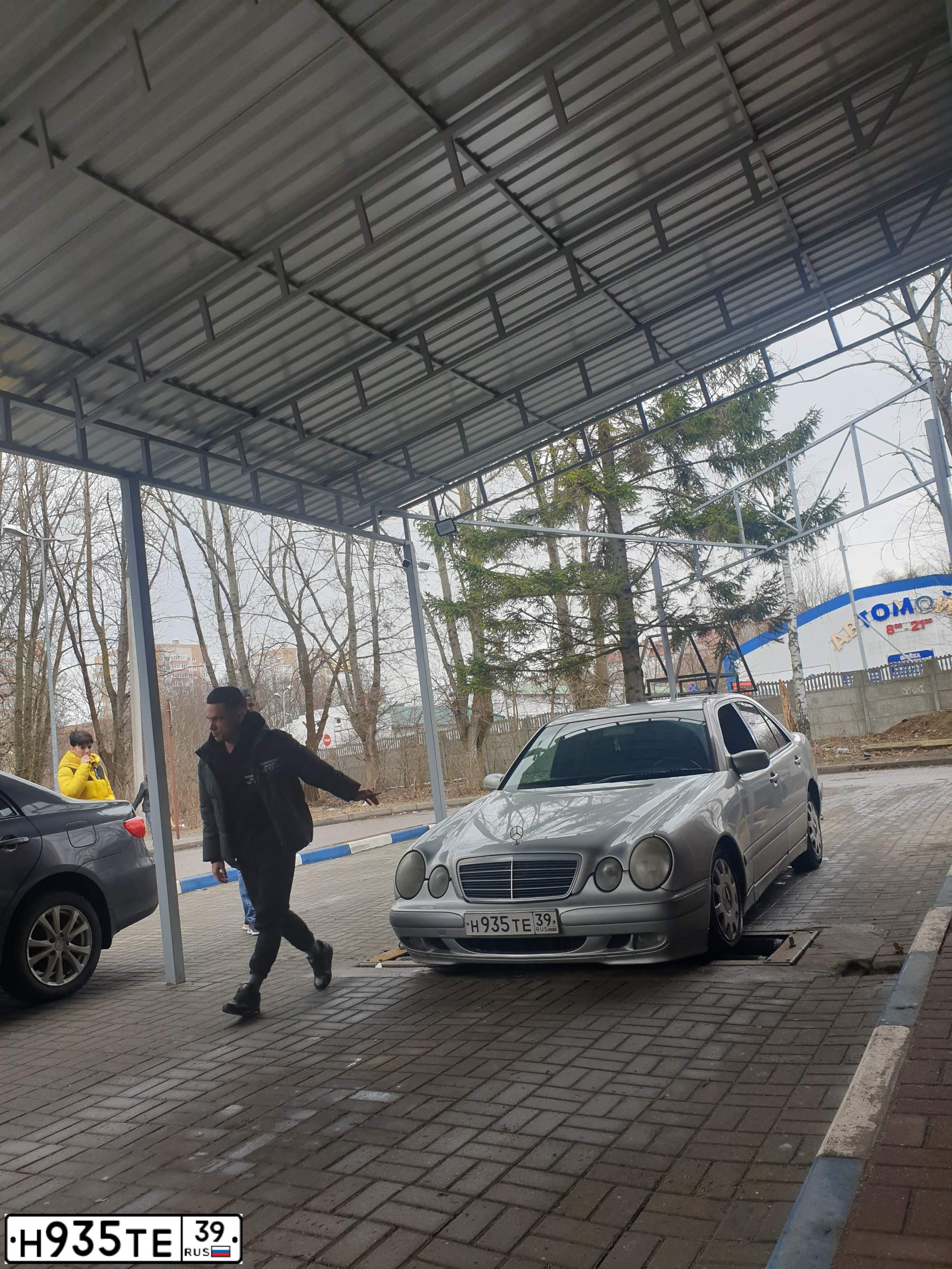 Фото автомобиля MERCEDES E-KLASSE, 2000 — госномер Н935ТЕ39. Цвет: СЕРЕБРИСТЫЙ