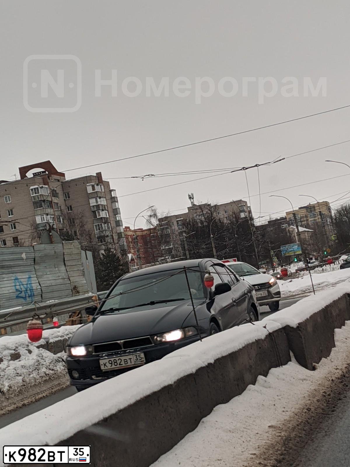 Фото автомобиля MITSUBISHI GALANT, 2002 — госномер К982ВТ35. Цвет: ТЕМНО-СИНИЙ