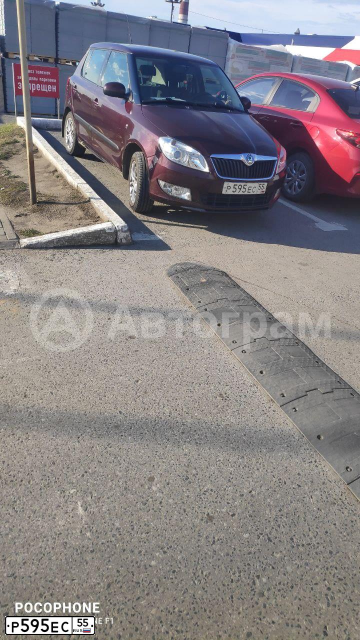 Фото автомобиля SKODA FABIA, 2010 — госномер Р595ЕС55. Цвет: ТЕМНО-КРАСНЫЙ