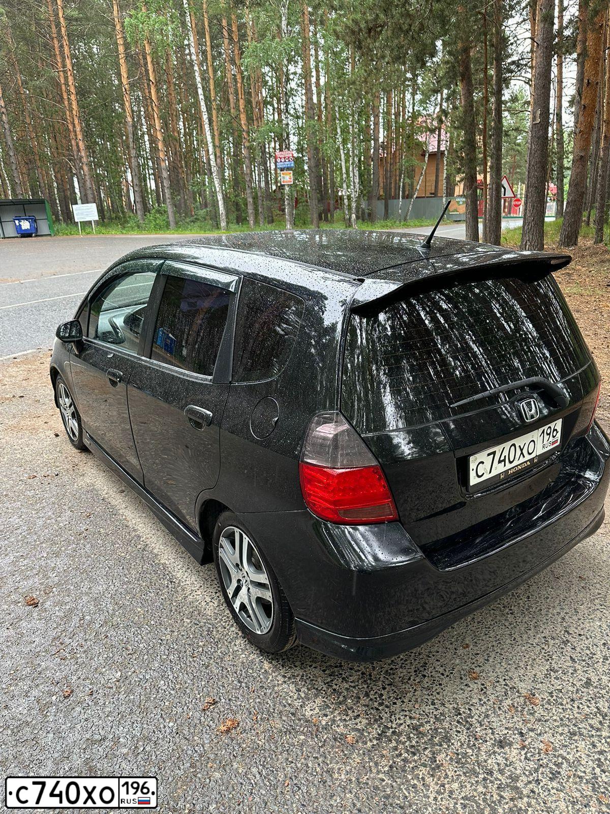 Фото автомобиля HONDA FIT, 2007 — госномер М508РУ196. Цвет: ЧЕРНЫЙ