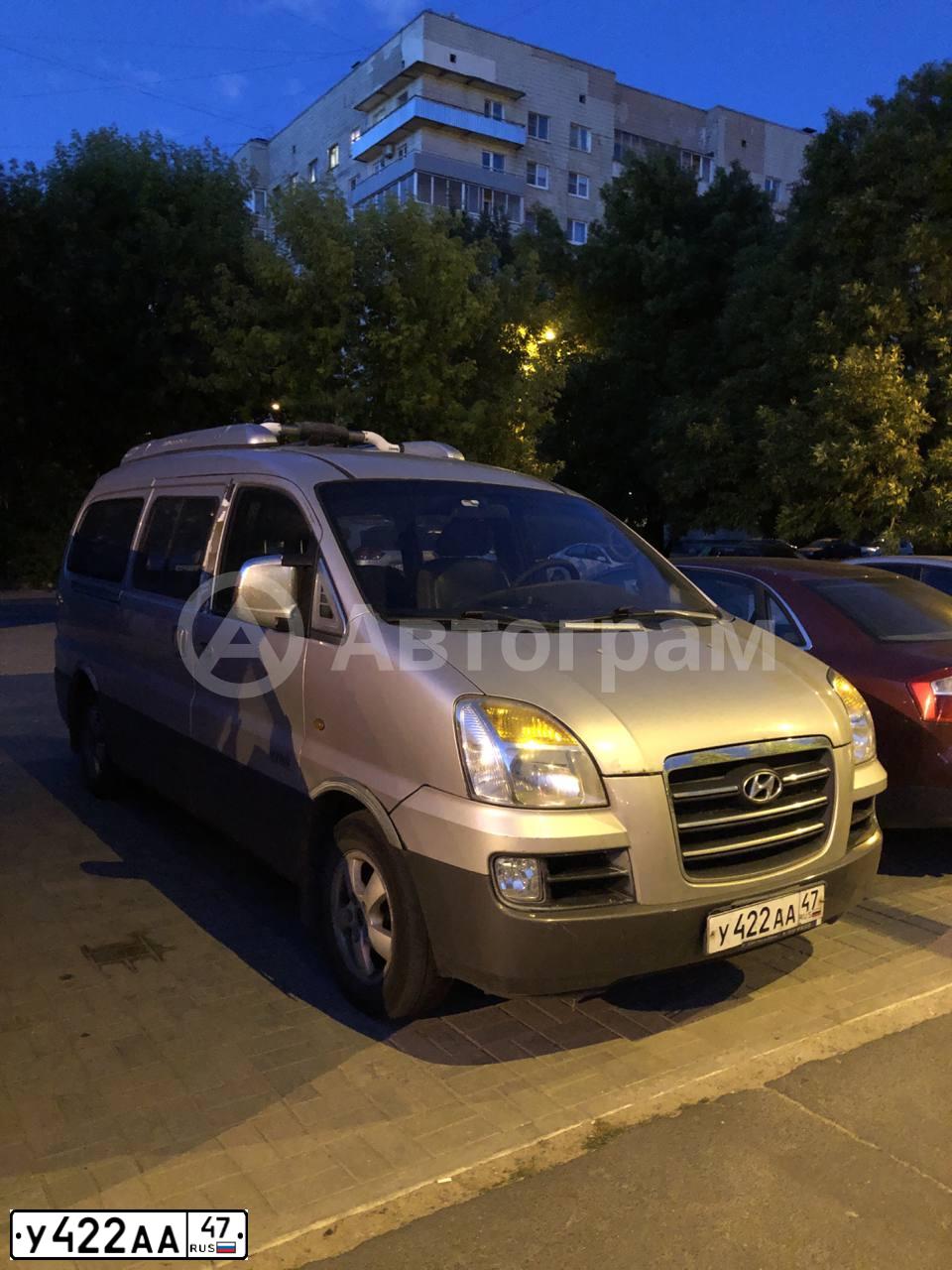 Фото автомобиля ХУНДАЙ SТАRЕХ, 2007 — госномер У422АА47. Цвет: ТЕМНО-СЕРЫЙ