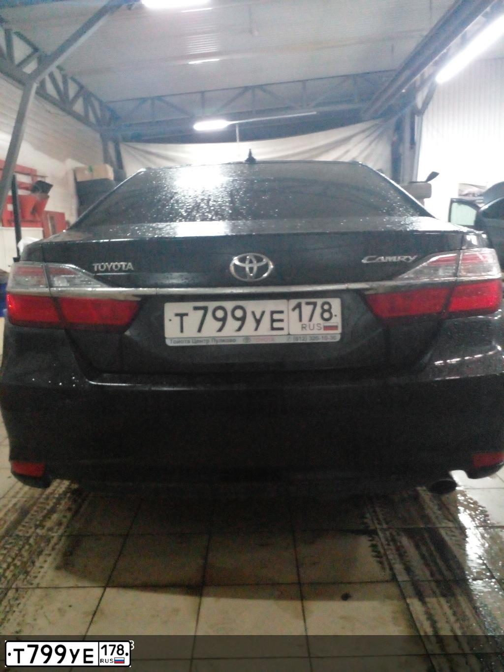 Фото автомобиля TOYOTA CAMRY, 2015 — госномер Т799УЕ178. Цвет: ЧЕРНЫЙ МЕТАЛИК