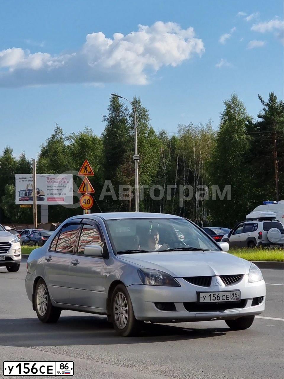 Фото автомобиля MITSUBISHI LANCER, 2004 — госномер У156СЕ86. Цвет: Серебристый