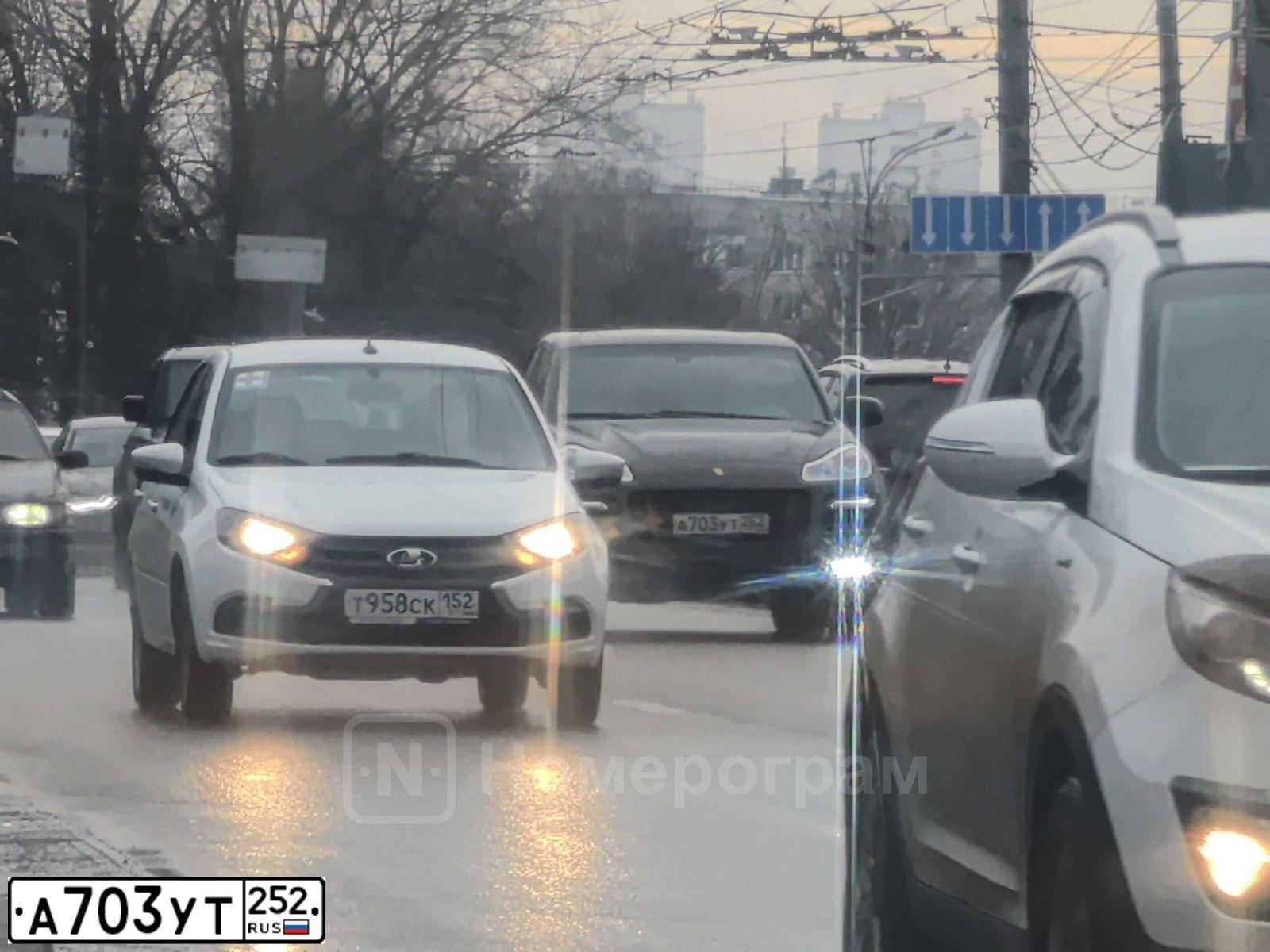 Фото автомобиля PORSCHE CAYENNE, 2008 — госномер А703УТ252. Цвет: Коричневый