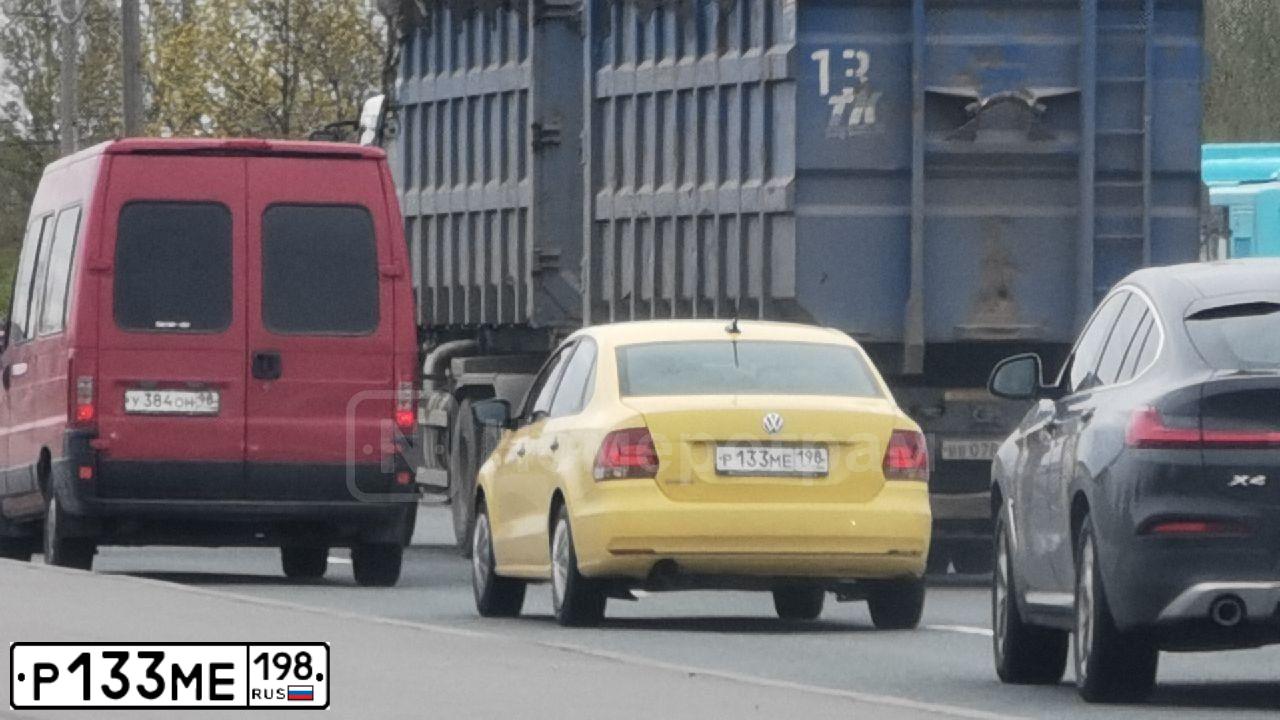 Фото автомобиля VOLKSWAGEN POLO, 2019 — госномер Р133МЕ198. Цвет: ЖЕЛТЫЙ