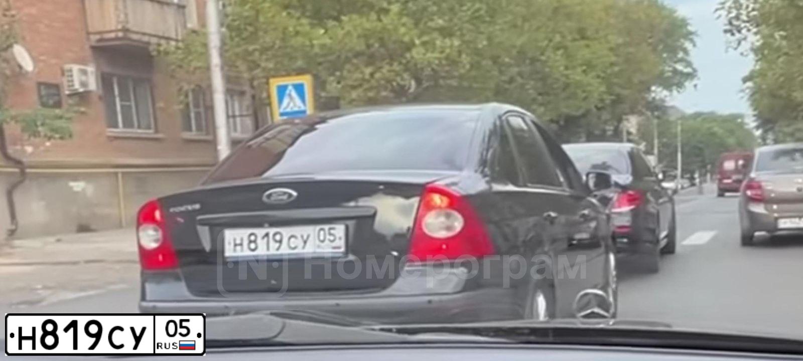 Фото автомобиля FORD FOCUS, 2007 — госномер Н819СУ05. Цвет: ЧЕРНЫЙ