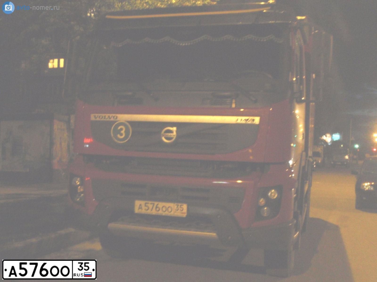 Фото автомобиля VOLVO SERIE FM /6X4/, 2011 — госномер А576ОО35. Цвет: Красный