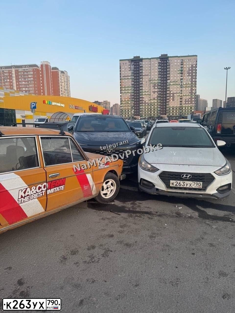 Фото автомобиля HYUNDAI SOLARIS, 2017 — госномер К263УХ790. Цвет: Белый