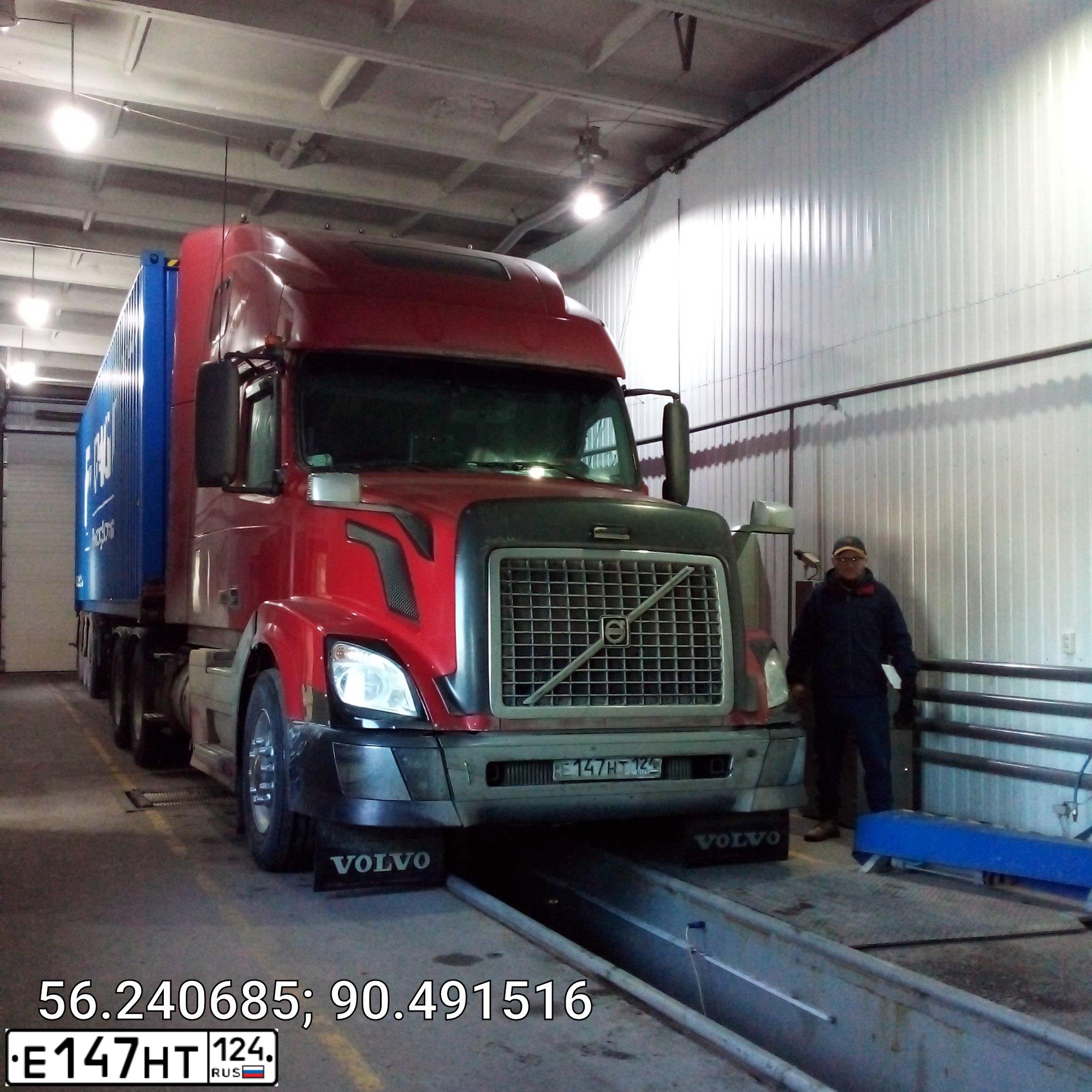 Фото автомобиля VOLVO O SERIE VNL 6X4, 2005 — госномер Е147НТ124. Цвет: КРАСНЫЙ