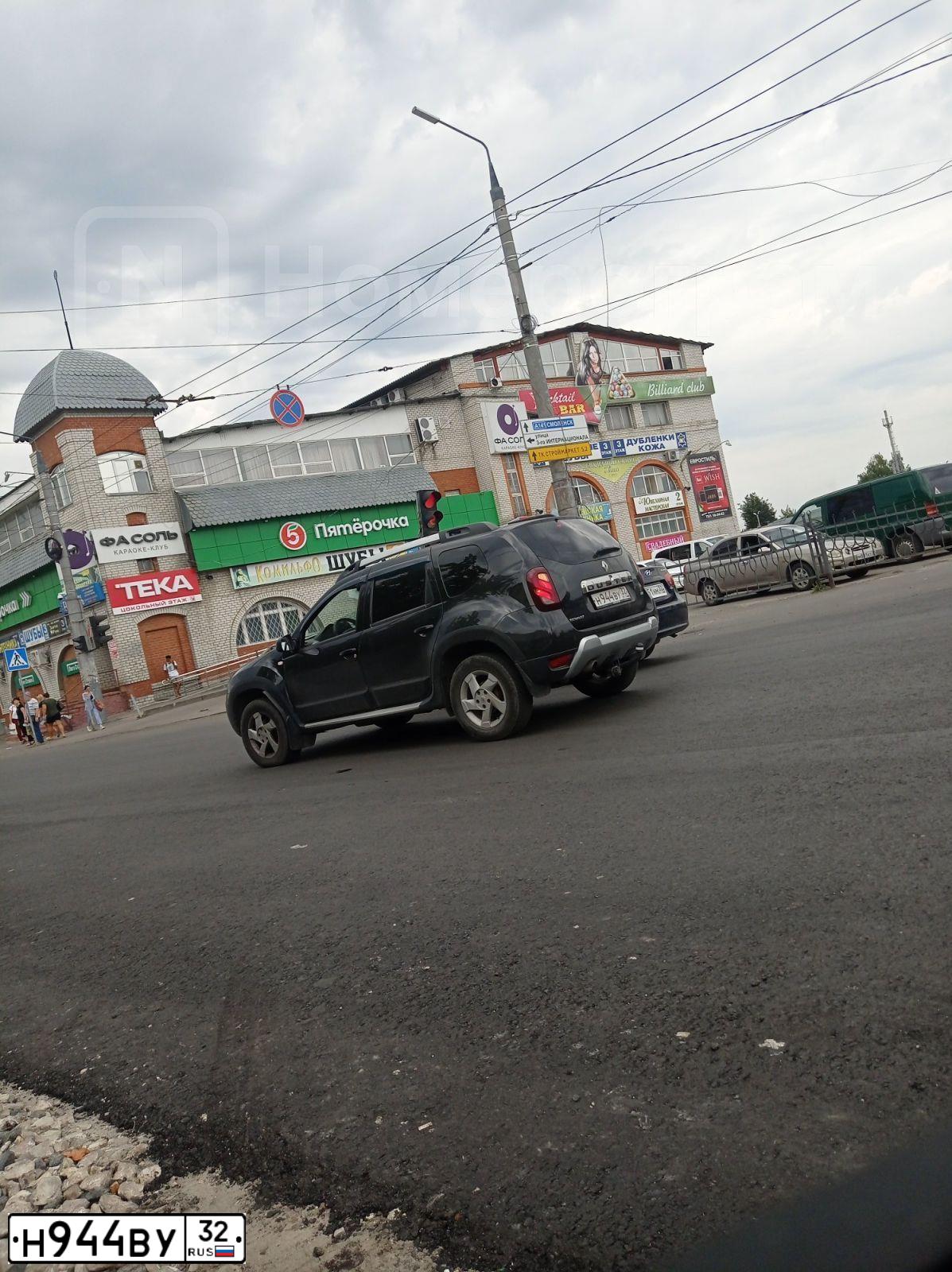 Фото автомобиля RENAULT DUSTER, 2016 — госномер Н944ВУ32. Цвет: ЧЕРНЫЙ