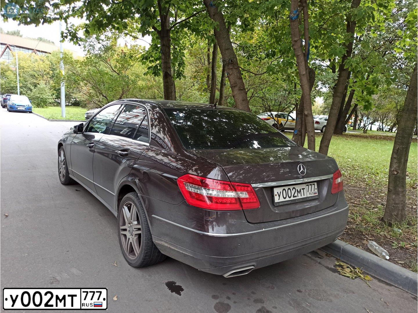 Фото автомобиля MERCEDES E-KLASSE, 2009 — госномер У002МТ777. Цвет: КОРИЧНЕВЫЙ