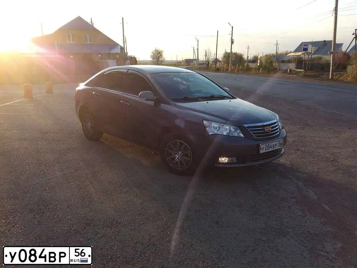 Фото автомобиля GEELY EMGRAND, 2013 — госномер К874ВК763. Цвет: СТАЛЬНОЙ (СЕРЫЙ)