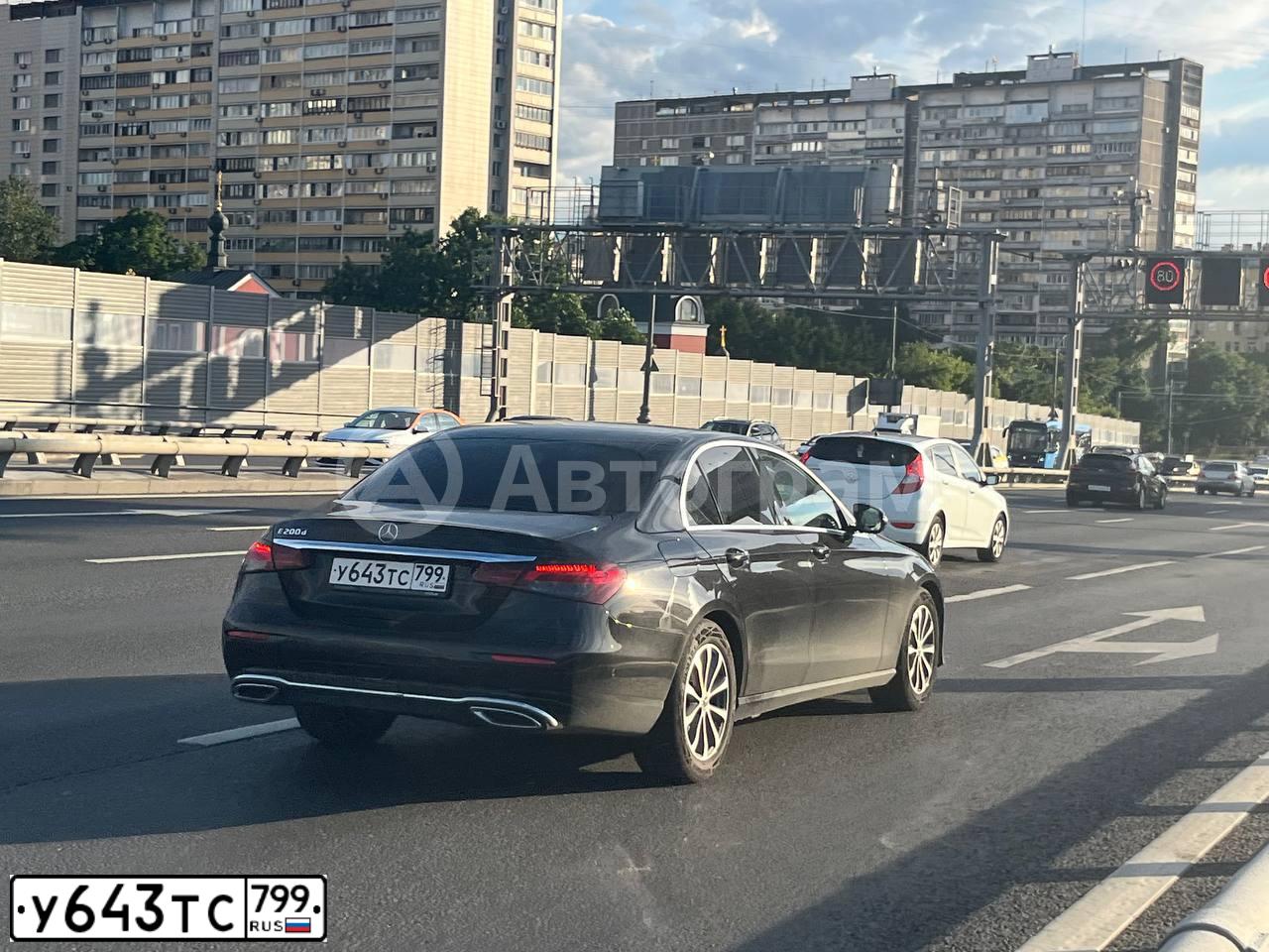 Фото автомобиля MERCEDES E-KLASSE, 2020 — госномер У643ТС799. Цвет: ЧЕРНЫЙ