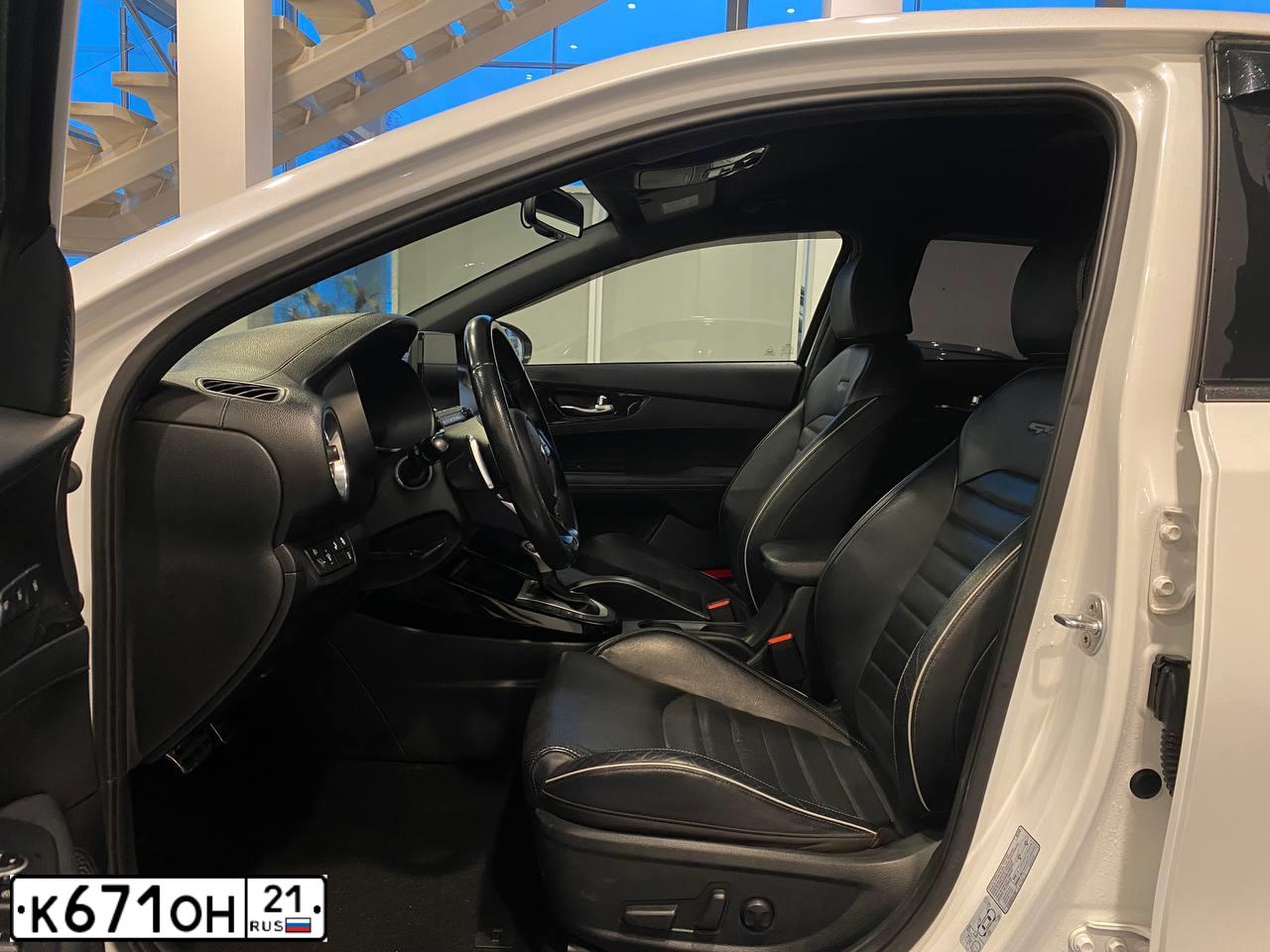 Фото автомобиля KIA CERATO, 2020 — госномер К671ОН21. Цвет: БЕЛЫЙ