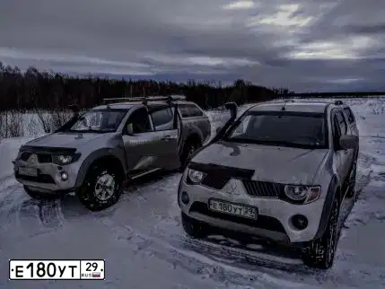 Фото автомобиля MITSUBISHI L 200, 2008 — госномер Е180УТ29. Цвет: ЧЕРНЫЙ