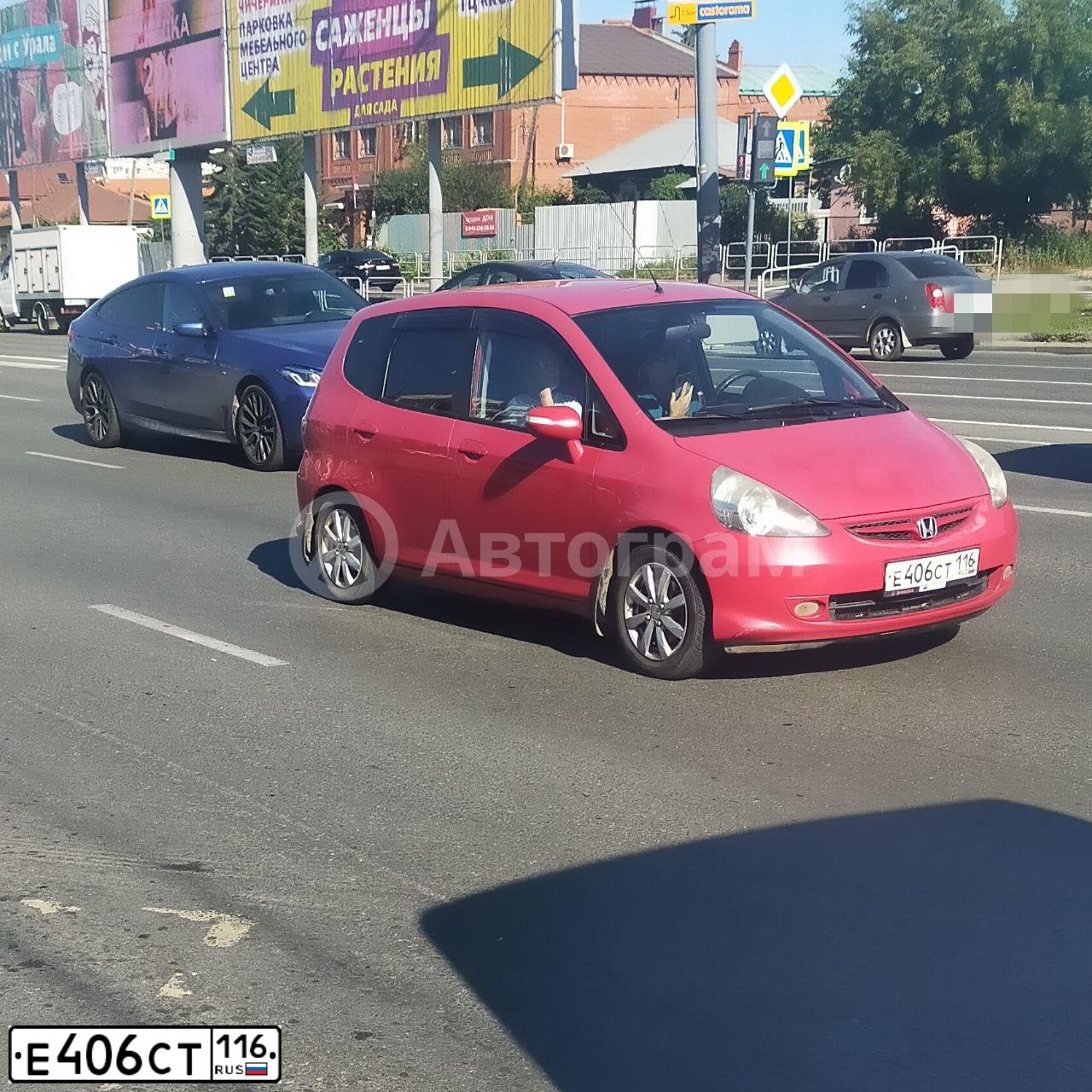 Фото автомобиля HONDA JAZZ, 2007 — госномер Е406СТ116. Цвет: Красный