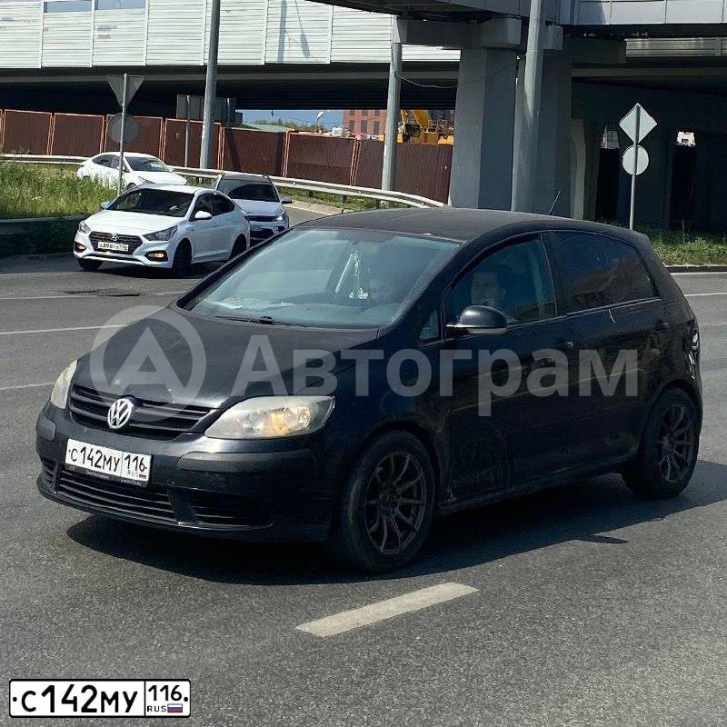 Фото автомобиля VOLKSWAGEN GOLF PLUS, 2012 — госномер С142МУ116. Цвет: ЧЕРНЫЙ