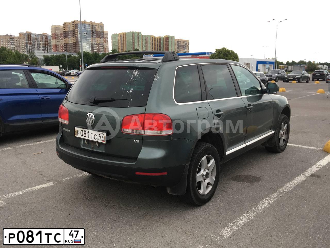 Фото автомобиля VOLKSWAGEN TOUAREG, 2004 — госномер Р081ТС47. Цвет: СЕРО-ЗЕЛЕНЫЙ