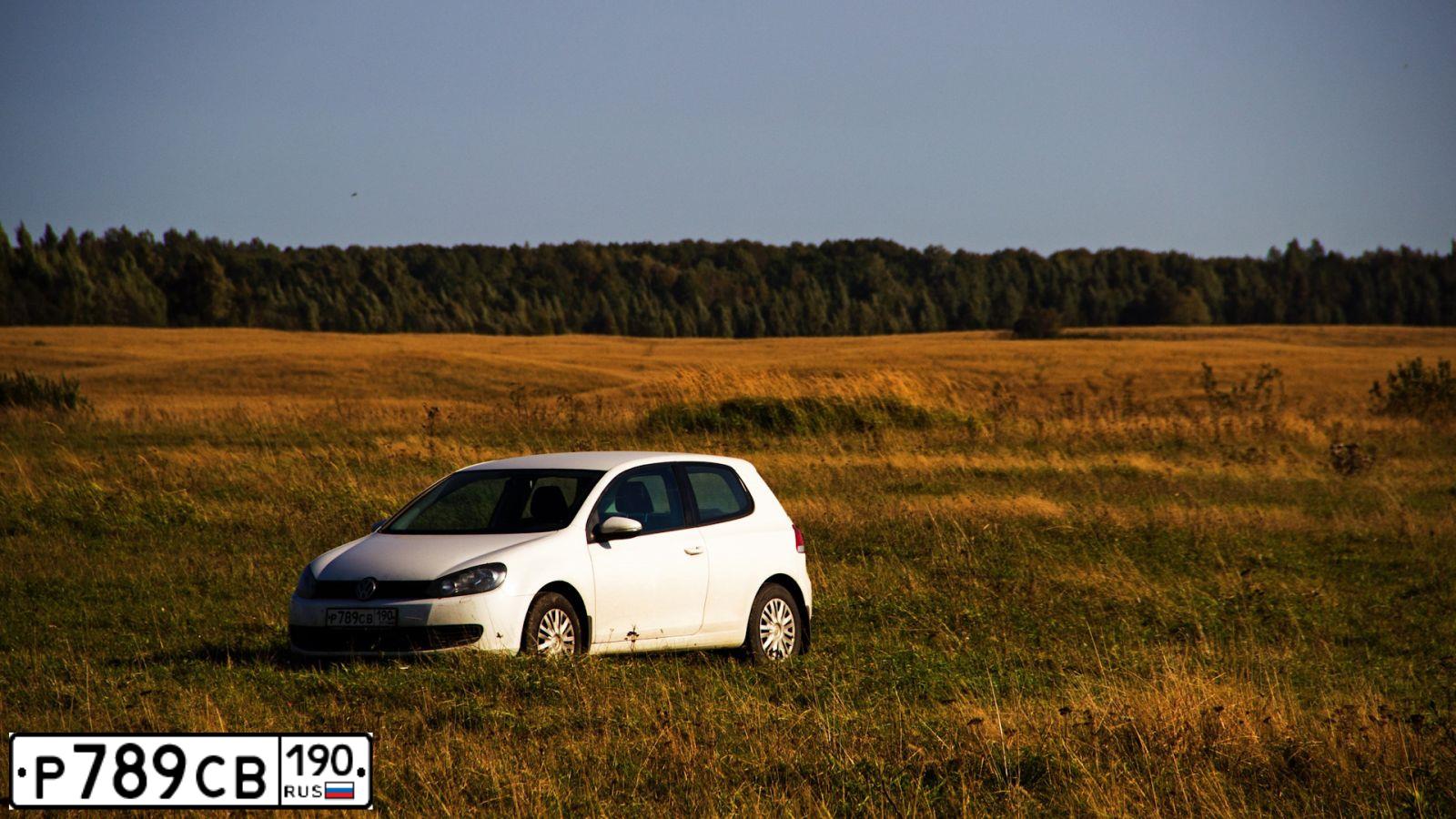 Фото автомобиля VOLKSWAGEN GOLF, 2011 — госномер Р789СВ190. Цвет: Белый