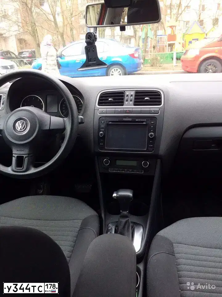 Фото автомобиля VOLKSWAGEN POLO, 2010 — госномер Т773КН47. Цвет: Красновато-Оранжевый