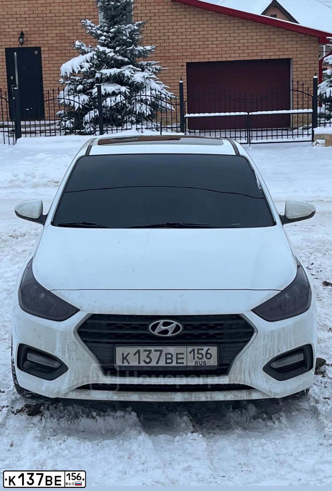 Фото автомобиля HYUNDAI SOLARIS, 2017 — госномер К137ВЕ156. Цвет: Белый