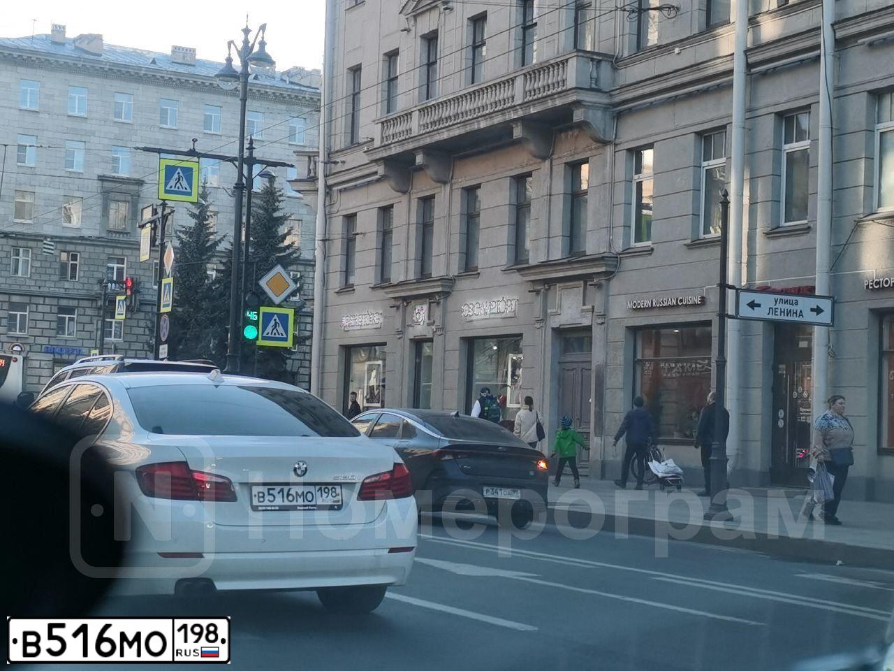 Фото автомобиля BMW SERIE 5, 2012 — госномер В007АС178. Цвет: Белый