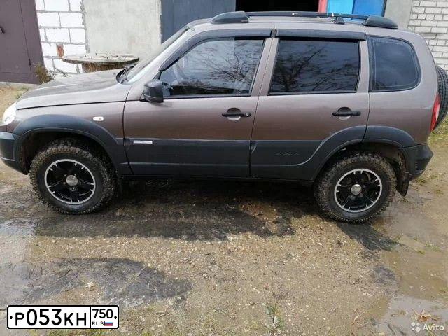 Фото автомобиля CHEVROLET NIVA, 2012 — госномер Х777УО790. Цвет: Светло-коричневый металлик