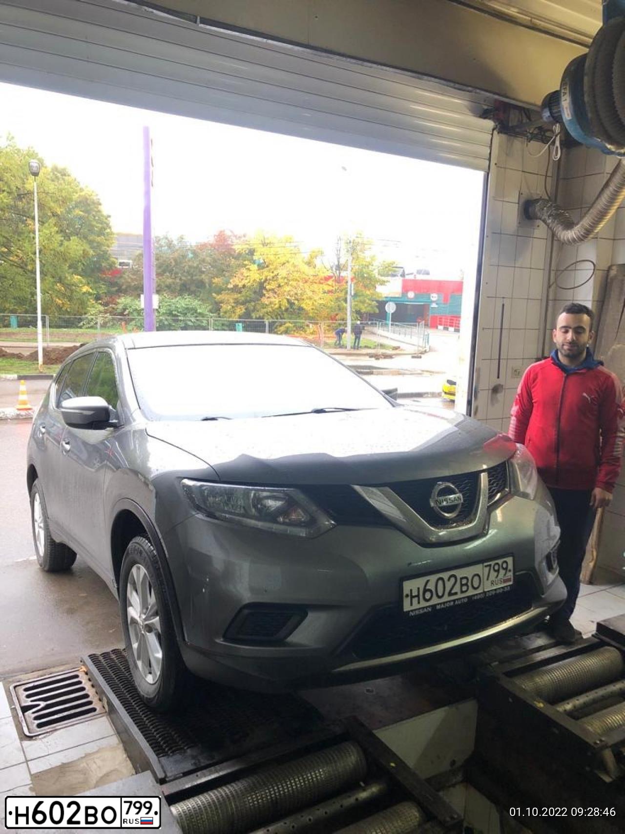 Фото автомобиля NISSAN X-TRAIL, 2017 — госномер Н602ВО799. Цвет: Серый