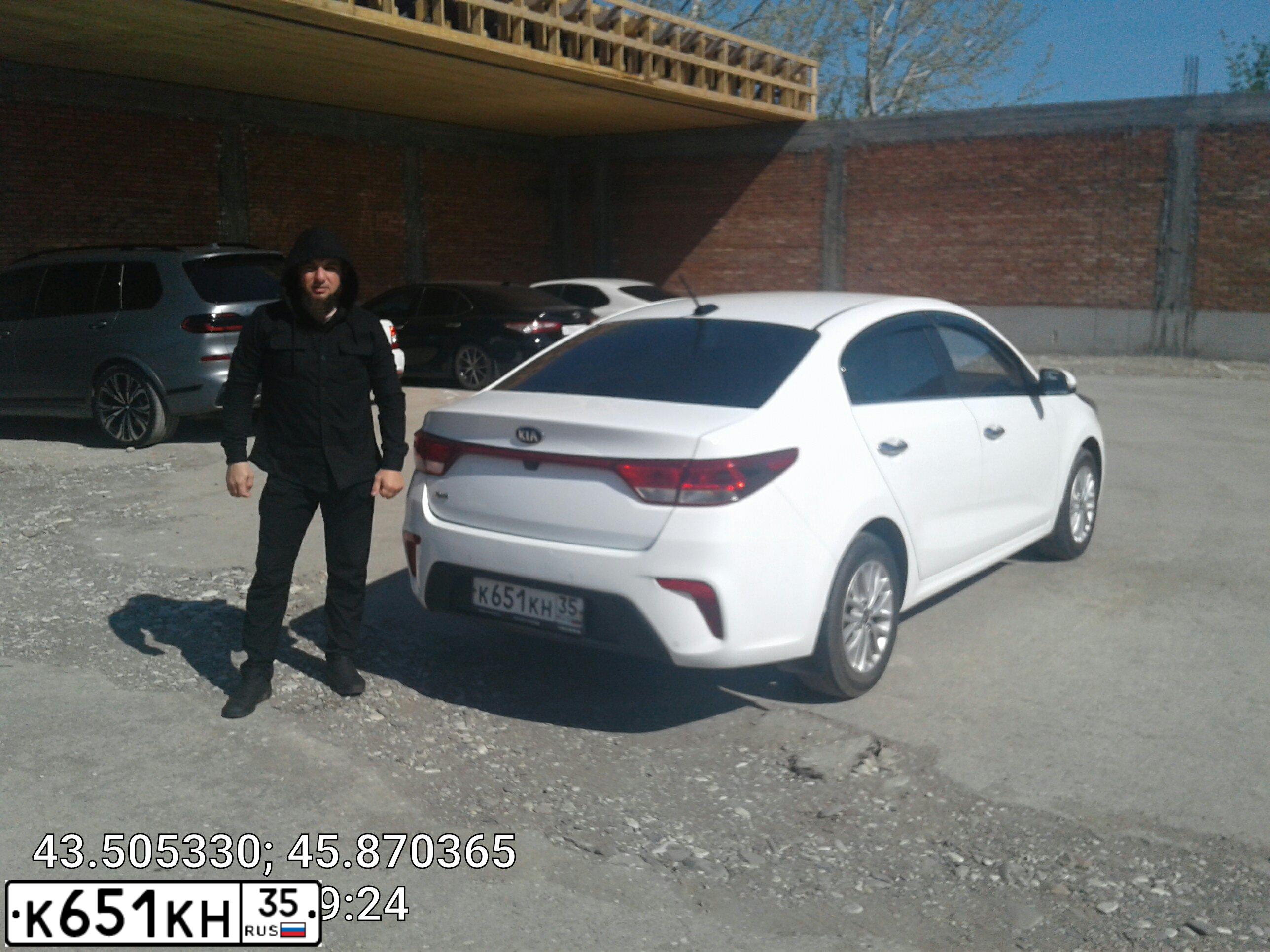 Фото автомобиля KIA RIO, 2019 — госномер В366КТ06. Цвет: Белый