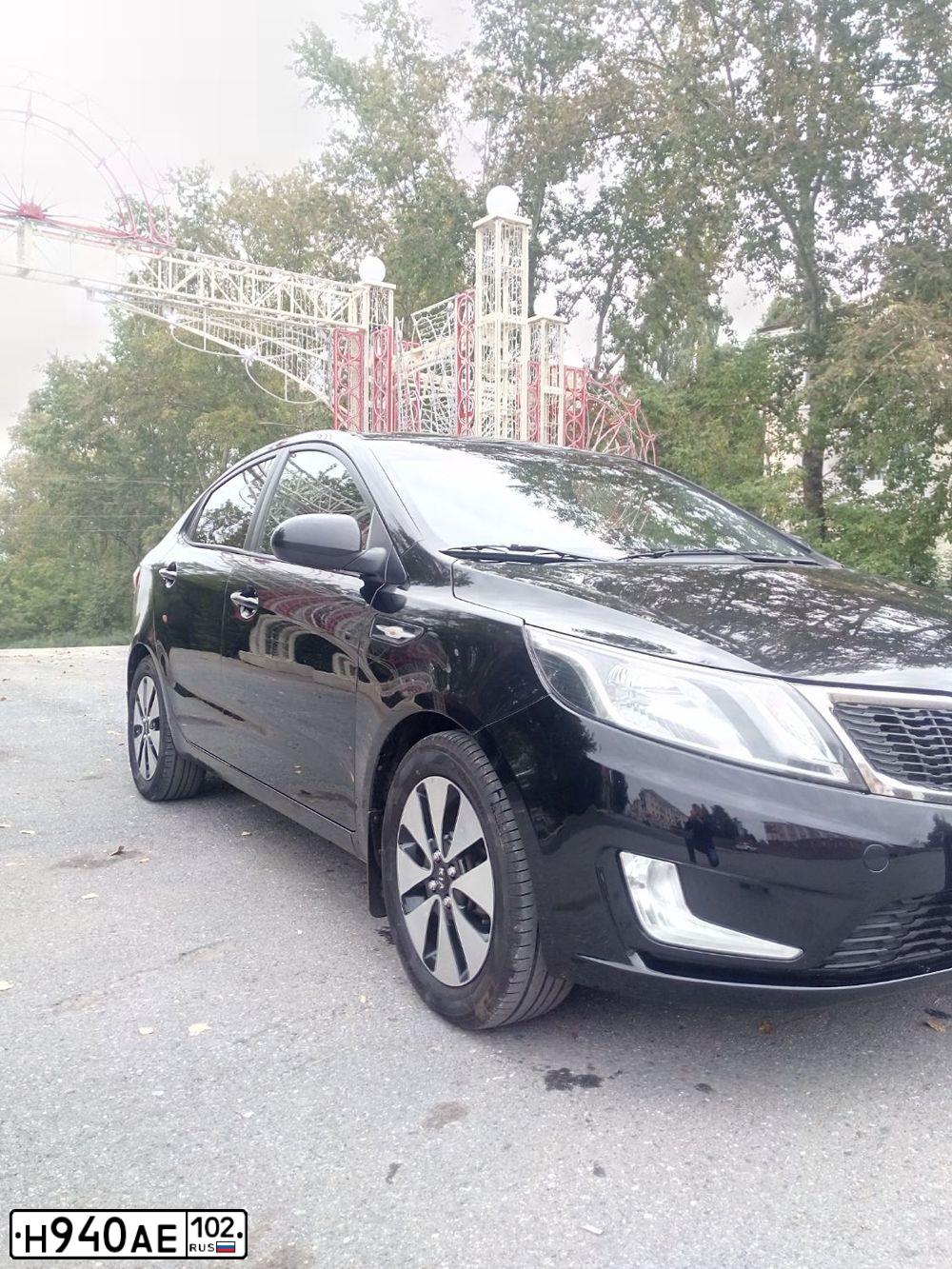 Фото автомобиля KIA RIO, 2011 — госномер Х998ХР174. Цвет: ЧЕРНЫЙ