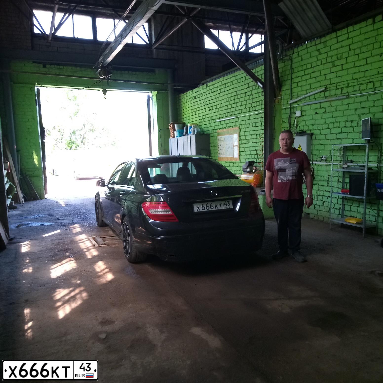 Фото автомобиля MERCEDES C-KLASSE, 2012 — госномер Х138УТ43. Цвет: ЧЕРНЫЙ