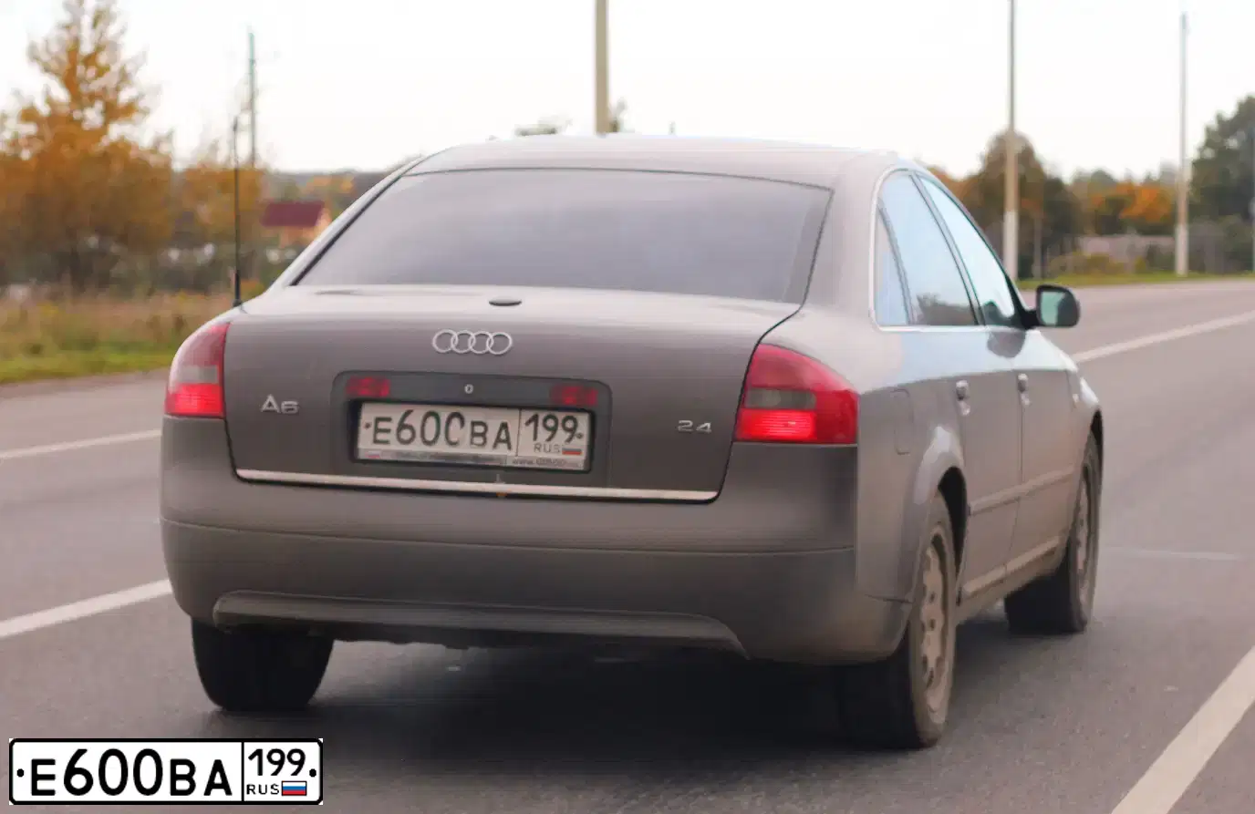 Фото автомобиля AUDI A6, 2001 — госномер Е600ВА199. Цвет: СЕРЫЙ