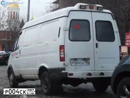 Фото автомобиля GAZ 2752 SOBOL, 2012 — госномер Р004СК197. Цвет: Белый