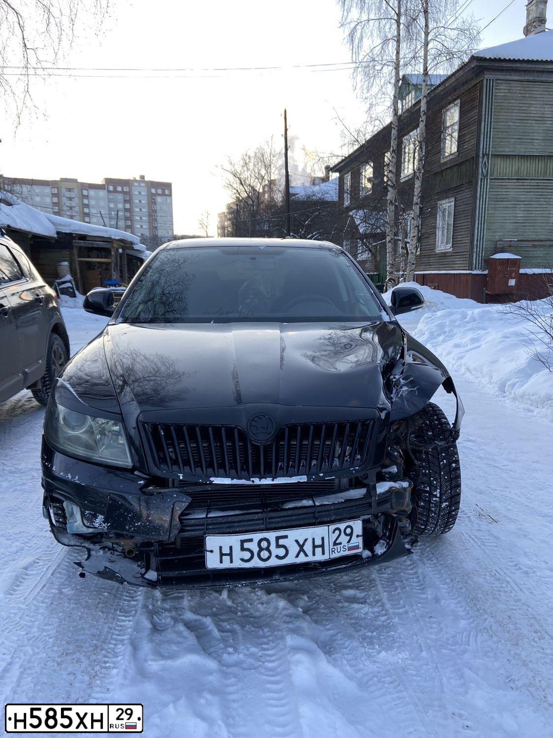 Фото автомобиля SKODA OCTAVIA, 2009 — госномер Н585ХН29. Цвет: ЧЕРНЫЙ