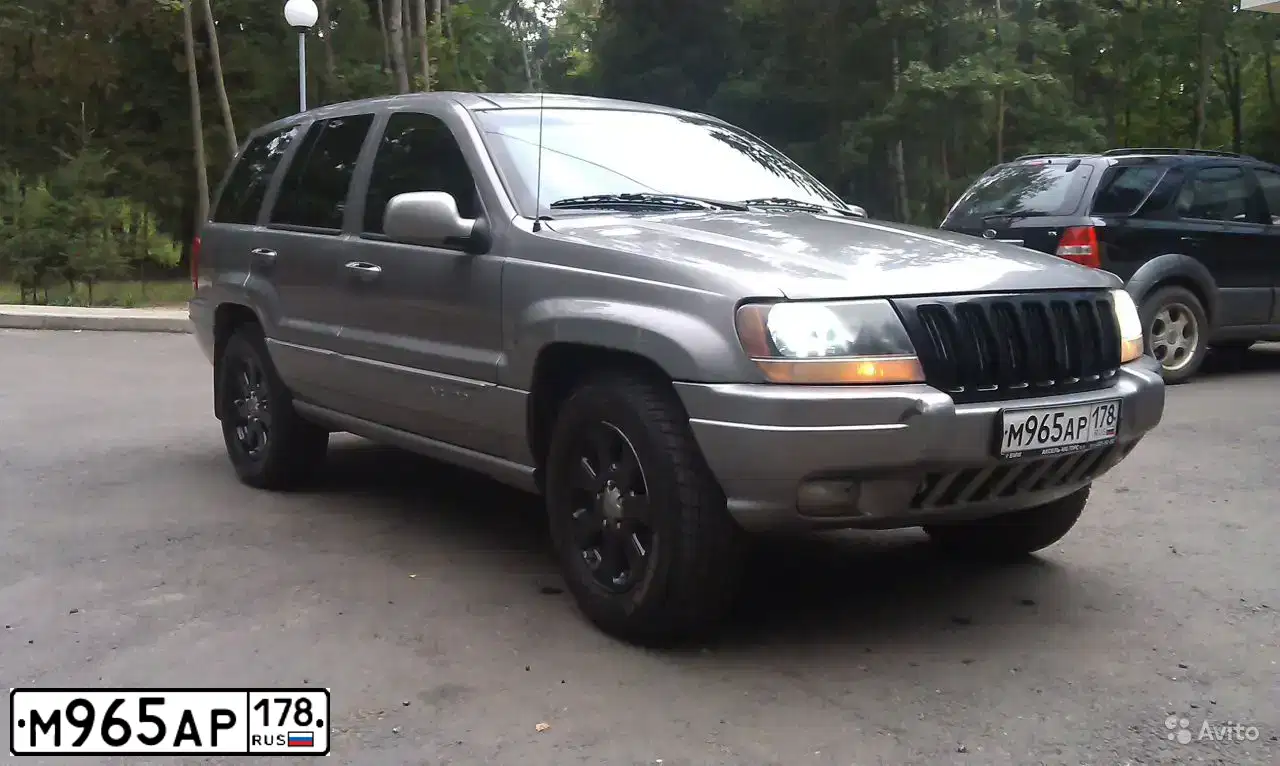 Фото автомобиля JEEP GRAND CHEROKEE, 2001 — госномер С247ХР98. Цвет: СЕРЫЙ